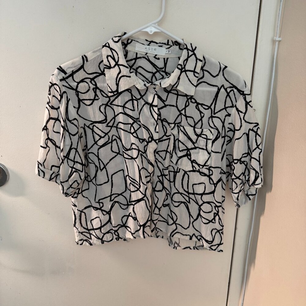 ASTR THE LABEL button down patterned short sleeve shirt